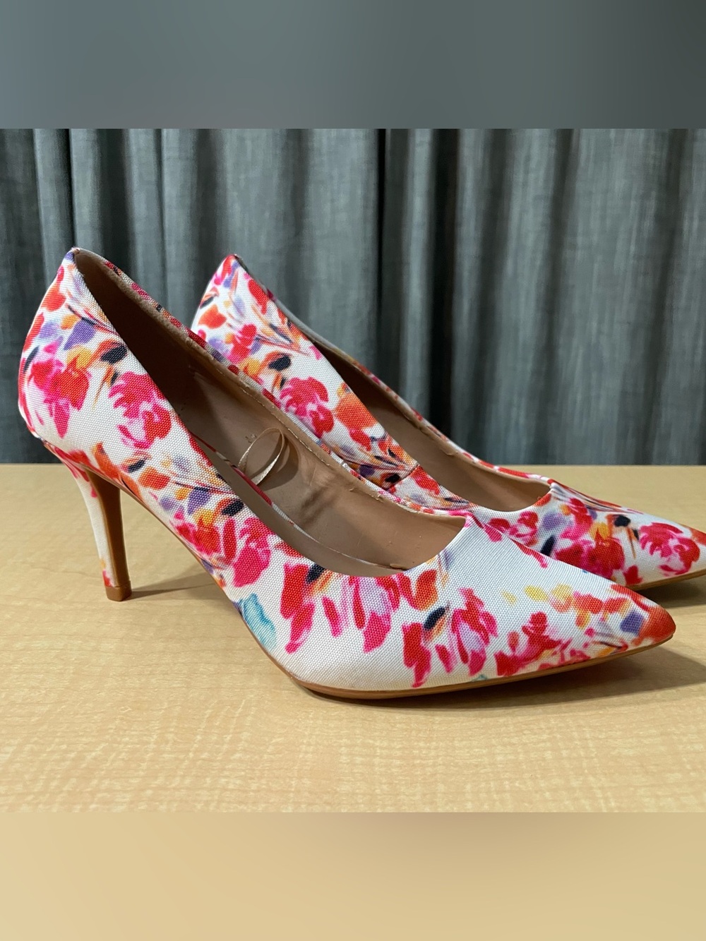 Ellen Tracy Gabby Bright Watercolor Floral Pumps Size 8